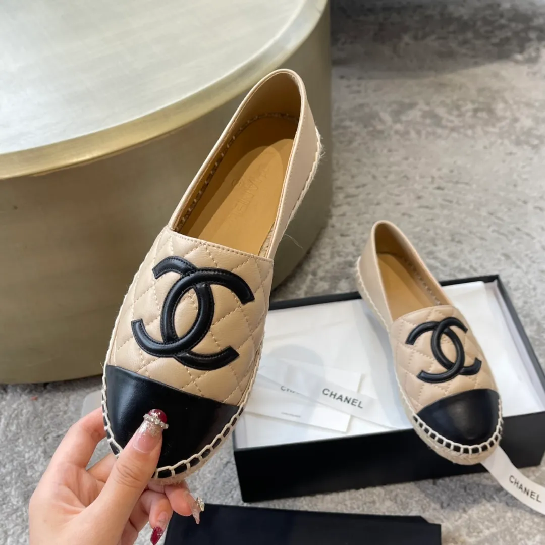 👟👟Ex-factory price 440👟👟 Chanel’s full range of classic fisherman shoes, the original version is reproduced with zero dead ends, and the details are exquisite and high-end‼ ️ 1️⃣Material: The upper/inner is made of first-layer sheepskin (the fabric is soft and becomes softer), and the vintage cloth is mixed with special materials... 2️⃣Natural hemp rope with a transparent vulcanized sole, which is wear-resistant and not easy to deglue and come off the sole, and the foot is absolutely comfortable... 3️⃣Original steel-stamped foot pads, cloth color matching, leather color matching, patent leather surface, rhombus surface, regular size 35-40 (34.41.42 customized)